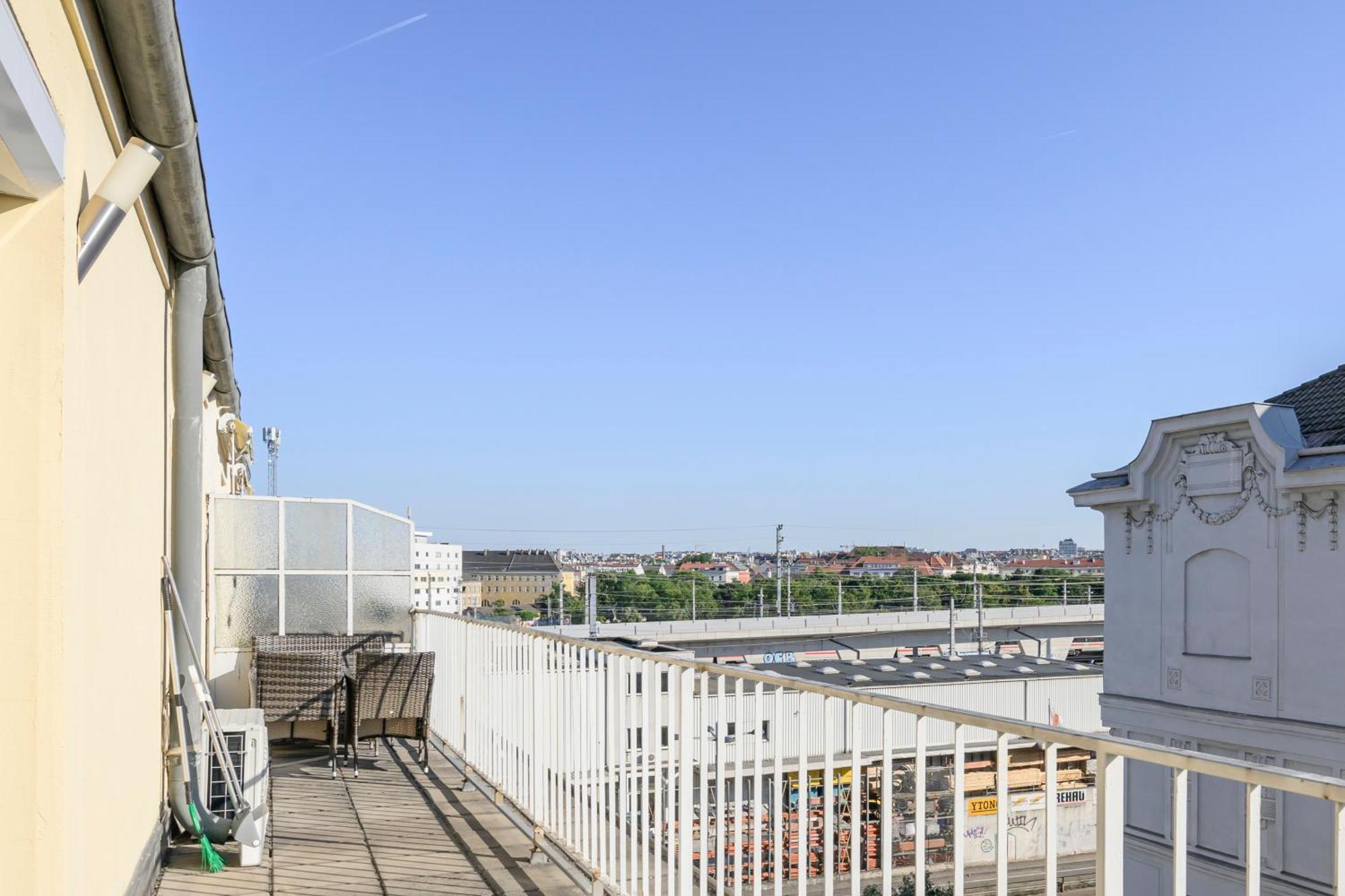 Hub Close To Main Station By Jr Wien