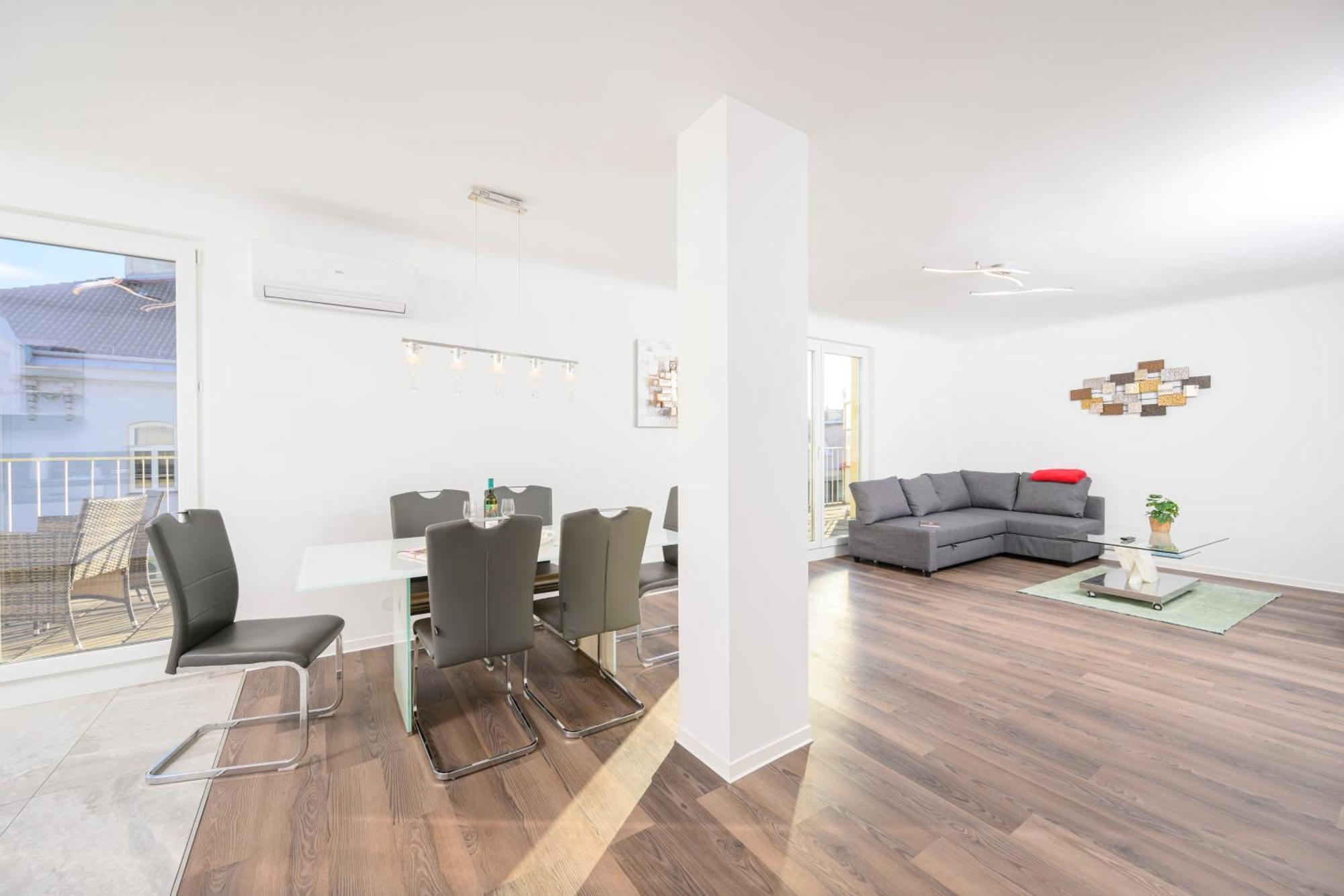 Hub Close To Main Station By Jr Wien